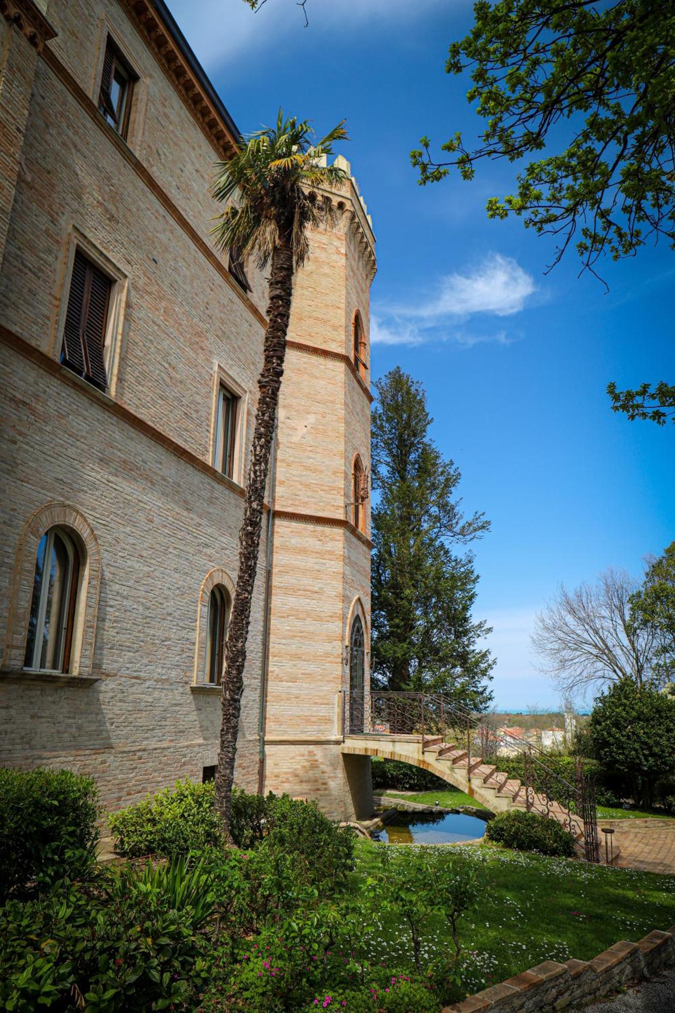 Castello Montegiove Hotel Fano Exterior foto